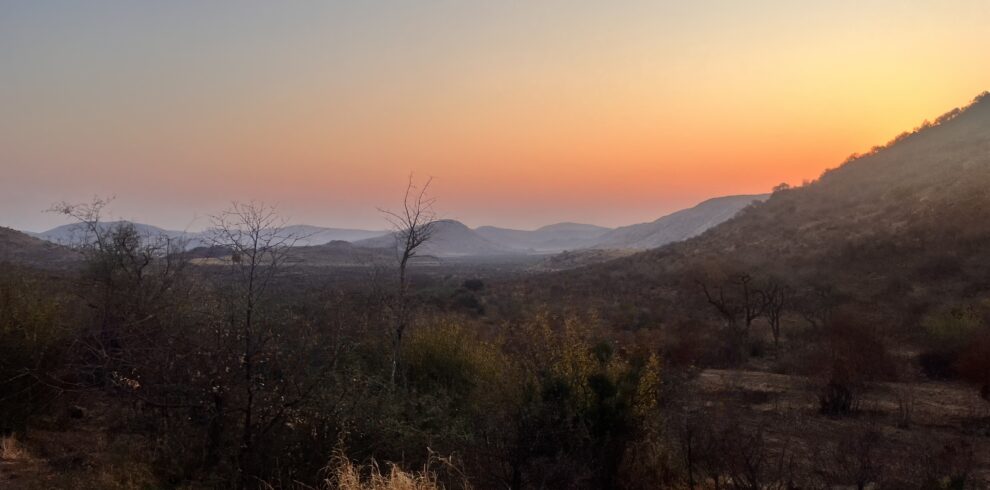 Pilanesberg-Nationalpark-Sonnenaufgang-Suedafrika